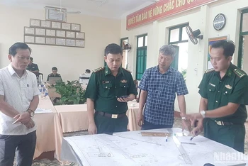 Ngay sau khi nhận được tin báo, Phó Chủ tịch Ủy ban nhân dân tỉnh Hồ Quang Bửu (mặc áo ca-rô) đã đến huyện Núi Thành để chỉ đạo công tác tìm kiếm nạn nhân mất tích trên biển