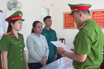Cơ quan Cảnh sát điều tra Công an tỉnh Quảng Nam tống đạt các quyết định đối với Lê Thị Tuyết Ngân.