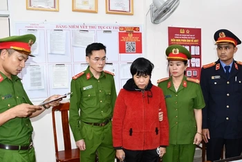 Cơ quan Cảnh sát điều tra Công an tỉnh Quảng Nam tống đạt các quyết định khởi tố, bắt tạm giam đối với T.T.T.N.