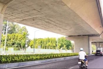 Cầu cạn dẫn vào nhà ga T3 sân bay Tân Sơn Nhất vừa hoàn thành thi công và đưa vào khai thác. (Ảnh THẾ ANH)