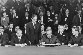 Phó Thủ tướng, Bộ trưởng Ngoại giao Nguyễn Duy Trinh, đại diện Chính phủ Việt Nam Dân chủ Cộng hòa, ký Hiệp định Paris. (Nguồn: TTXVN)
