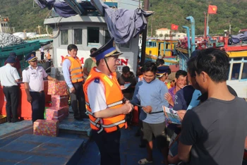 Trung tướng Bùi Quốc Oai, Bí thư Đảng ủy, Chính ủy Cảnh sát biển thăm hỏi động viên ngư dân các tỉnh phía Nam và tuyên truyền chống khai thác IUU tại cảng cá Bến Đầm, huyện Côn Đảo, tỉnh Bà Rịa - Vũng Tàu. Ảnh: Báo Tin tức