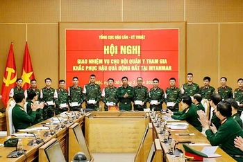 Thiếu tướng Hà Như Lợi chúc các đồng chí lên đường làm nhiệm vụ tại Myanmar mạnh khỏe và thành công.
