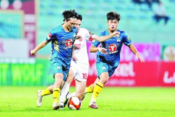 HAGL (áo xanh) phải đua trụ hạng sau giai đoạn 1 V.League 2023. Ảnh: Hiền Nguyễn