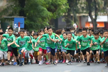 Các vận động viên nhí hứng khởi tham gia thi đấu.