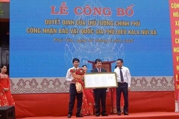 Lãnh đạo tỉnh Phú Yên trao quyết định của Thủ tướng Chính phủ công nhận bảo vật quốc gia Phù điêu Kala núi Bà cho lãnh đạo Sở Văn hóa, thể thao và du lịch và Bảo tàng tỉnh.