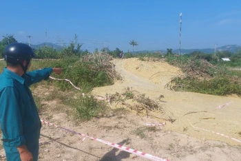 Lực lượng chức năng vẫn túc trực bảo vệ hiện trường, đảm bảo an toàn cho người dân trong khu vực và khách hiếu kỳ đến xem.