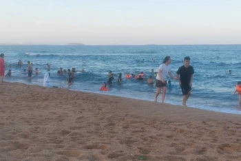 Bãi biển thành phố Tuy Hòa, tỉnh Phú Yên, nơi thu hút rất đông du khách.