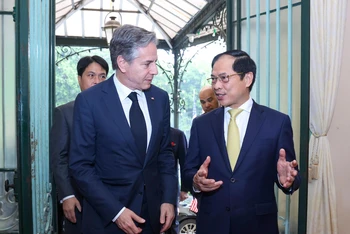 Bộ trưởng Ngoại giao Bùi Thanh Sơn đón Bộ trưởng Ngoại giao Hoa Kỳ Antony Blinken.