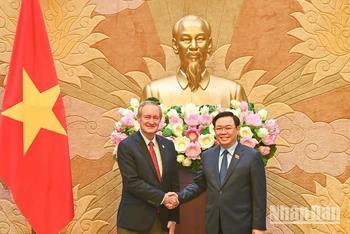 Chủ tịch Quốc hội Vương Đình Huệ và Thượng Nghị sĩ Mike Carpo, Trưởng Đoàn Nghị sĩ Quốc hội Hoa Kỳ tại buổi tiếp.