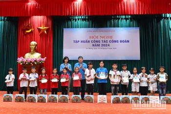 Lãnh đạo Công đoàn Việt Nam và lãnh đạo Công đoàn Báo Nhân Dân tặng quà cho các cháu học sinh có hoàn cảnh khó khăn vươn lên trong học tập của huyện Na Hang, tỉnh Tuyên Quang.