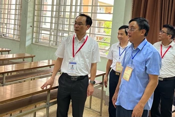 Thứ trưởng Giáo dục và Đào tạo Hoàng Minh Sơn kiểm tra công tác chuẩn bị tại điểm thi Trường trung học phổ thông Lương Ngọc Quyến (thành phố Thái Nguyên, tỉnh Thái Nguyên).
