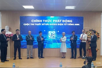 Các đại biểu phát động cuộc thi " Thiết kế bài giảng điện tử tiếng Anh". 