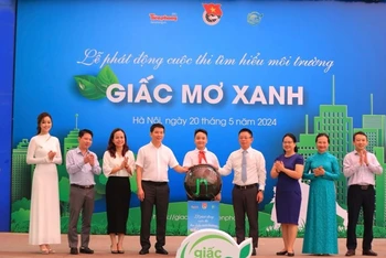 Các đại biểu thực hiện nghi thức phát động cuộc thi tìm hiểu môi trường "Giấc mơ xanh".