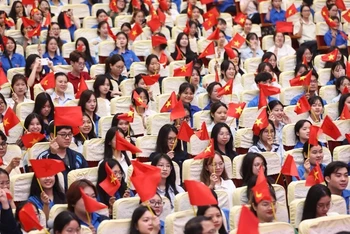 Chương trình là dịp để đoàn viên thanh niên Trường đại học Sư phạm Hà Nội ôn lại truyền thống lịch sử hào hùng của dân tộc. (Ảnh: THANH TÙNG)
