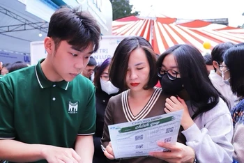 Học sinh tìm hiểu thông tin tại Ngày hội tư vấn tuyển sinh-hướng nghiệp 2025 tại Trường Quản trị và Kinh doanh (Đại học Quốc gia Hà Nội).