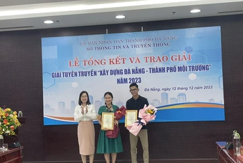 Trao giải nhất Giải tuyên truyền "Xây dựng Đà Nẵng - thành phố môi trường" năm 2023 cho hai tác giả.