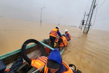 Điện lực Quảng Bình huy động cán bộ, công nhân sử dụng thuyền máy đi kiểm tra đường dây ngay khi gió bão vừa giảm.