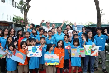 Tết thiếu nhi đặc biệt của các em học sinh Trường Hy Vọng (Ảnh: ANH ĐÀO)