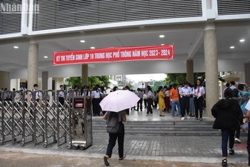 Đà Nẵng: Thí sinh đội mưa đi thi vào lớp 10. (Ảnh: ANH ĐÀO)