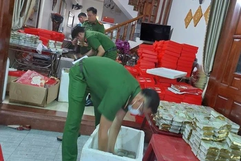 Toàn bộ số bánh trung thu này không rõ nguồn gốc xuất xứ. Ảnh V.Đ