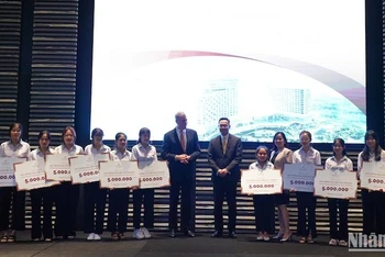 Các sinh viên nhận học bổng tại chương trình.