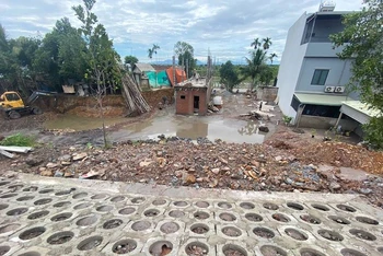 Hiện trạng bùn đất tràn xuống nhà dân.