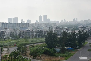 Toàn cảnh block shophouse bỏ hoang này nhìn từ cầu Thuận Phước. (Ảnh: ANH ĐÀO)
