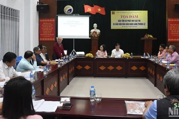 Nhà nghiên cứu Võ Văn Thắng trình bày tham luận tại tọa đàm. (Ảnh: ANH ĐÀO)