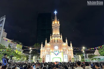 Không khí Giáng sinh tại Nhà thờ Con Gà, đêm 24/12. (Ảnh: ANH ĐÀO)