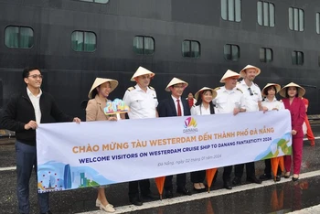 Chuyến tàu biển du lịch Westerdam cập Cảng Tiên Sa Đà Nẵng sáng nay (2/1). (Ảnh: D.N)