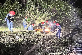 Lực lượng chức năng tiến hành cứu hộ, cứu nạn tại hiện trường.