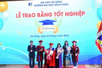 PGS, TS Lê Thành Bắc, Phó Giám đốc Đại học Đà Nẵng và lãnh đạo trường Đại học Bách Khoa trao bằng cho tân Tiến sĩ Đặng Thanh Long, Ngành Công nghệ sinh học, Khoa Hóa. (Ảnh: ANH ĐÀO)