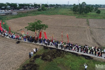 Đoàn rước Thần nông đi qua cánh đồng của làng quê Phong Lệ. (Ảnh: ANH ĐÀO)