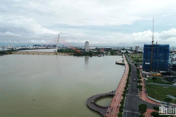 Phố đi bộ Bạch Đằng kết nối với cầu Nguyễn Văn Trỗi tạo điểm nhấn cho thành phố du lịch biển Đà Nẵng. (Ảnh: ANH ĐÀO)