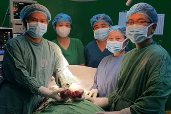 Ê-kíp các bác sĩ khoa Ngoại lồng ngực, Bệnh viện Đà Nẵng phẫu thuật cắt bỏ khối u cho bệnh nhân.