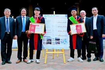 Nhóm sinh viên Nguyễn Đức Thiện, Nguyễn Minh Tú cùng TS. Đặng Việt Dũng, PGS. TS. Phan Cao Thọ, PGS. TS.Nguyễn Lê Hùng – Hiệu trưởng Trường đại học đại học Sư phạm Kỹ thuật, Đại học Đà Nẵng. (Ảnh: ĐỨC THIỆN)