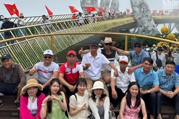 Lượng khách du lịch đến Ba Na Hills tăng kỷ lục trong dịp lễ Giỗ Tổ Hùng Vương. Trong ảnh là đoàn khách tour Sun World Ba Na Hills do Công ty Vodatours hướng dẫn. (Ảnh: ANH ĐÀO)