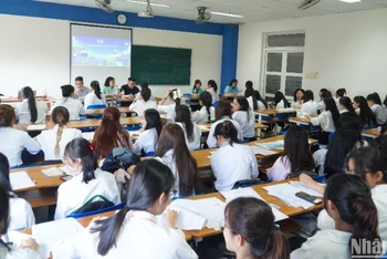 Ngày hội việc làm thu hút hàng ngàn lượt sinh viên tham gia phỏng vấn trực tiếp. (Ảnh: ANH ĐÀO)