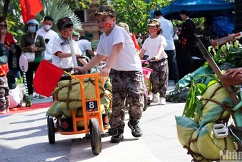 Học trò Trường mầm non Ngọc Lan "hóa thân" thành những người chiến sỹ trong ngày hội thao Em đi giữa cờ hoa. (Ảnh: ANH ĐÀO)