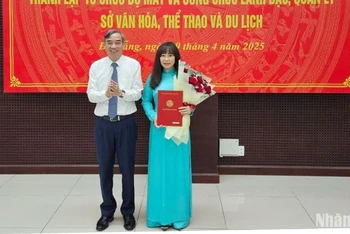 Phó Bí thư Thành ủy, Chủ tịch Ủy ban nhân dân thành phố Đà Nẵng Lê Trung Chinh trao quyết định cho Giám đốc Sở Văn hóa, Thể thao và Du lịch Đà Nẵng Trương Thị Hồng Hạnh. (Ảnh: ANH ĐÀO)