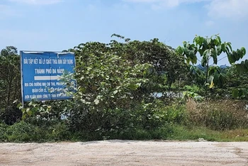 Chính quyền quận Cẩm Lệ, thành phố Đà Nẵng yêu cầu dừng tập kết chất thải vào khu vực tập kết tạm tại Sân vận động Hòa Xuân. (Ảnh: NC)