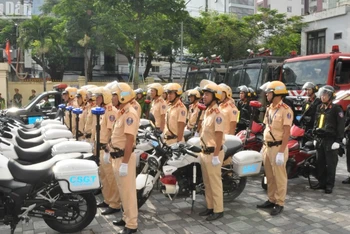 Lực lượng Công an thành phố Đà Nẵng sẵn sàng nhận nhiệm vụ phân luồng, điều tiết giao thông trong thời gian Đại lễ cung rước, tôn trí, chiêm bái xá lợi Đức Phật bảo vật Quốc gia Ấn Độ tại Đà Nẵng. (Ảnh: ANH ĐÀO)