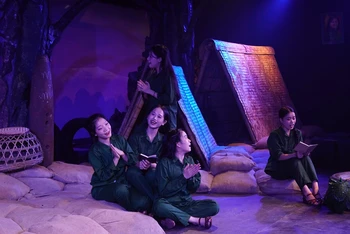 Vở diễn tái hiện cuộc sống chiến đấu và hy sinh của 10 nữ Anh hùng liệt sĩ Thanh niên xung phong tại Ngã ba Đồng Lộc trong chiến tranh chống Mỹ cứu nước. (Ảnh TRẦN HẢI)