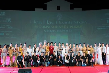 Các thí sinh vượt qua bán kết và Ban Tổ chức, Ban Giám khảo cuộc thi Hoa hậu Doanh nhân Hoàn vũ Việt Nam 2025.