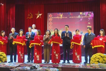 Các đại biểu cắt băng khai mạc Trưng bày báo Tết, báo Xuân Quý Mão 2023.