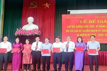 Các đồng chí lãnh đạo tỉnh Hà Nam và Học viện Chính trị quốc gia Hồ Chí Minh trao Giấy chứng nhận hoàn thành khóa học cho các học viên.
