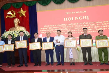 Các tập thể, cá nhân có thành tích xuất sắc trong phong trào thi đua Dân vận khéo được Chủ tịch Ủy ban nhân dân tỉnh tặng Bằng khen.