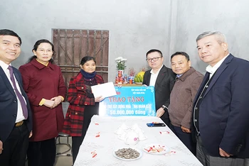 Đồng chí Tổng Biên tập Báo Nhân Dân, đồng chí Bí thư Tỉnh ủy Hà Nam, lãnh đạo Tập đoàn Dầu khí Việt Nam và lãnh đạo thị xã Duy Tiên trao tặng kinh phí hỗ trợ xây dựng nhà Đại đoàn kết cho hộ gia đình bà Phạm Thị Tuất, phường Châu Giang, thị xã Duy Tiên, tỉnh Hà Nam.