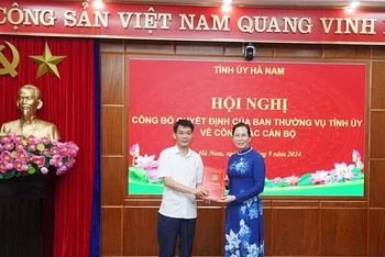 Đồng chí Lê Thị Thủy, Ủy viên Trung ương Đảng, Bí thư Tỉnh ủy, Chủ tịch Hội đồng nhân dân tỉnh trao quyết định của Ban Thường vụ Tỉnh ủy cho đồng chí Nguyễn Đức Toàn.